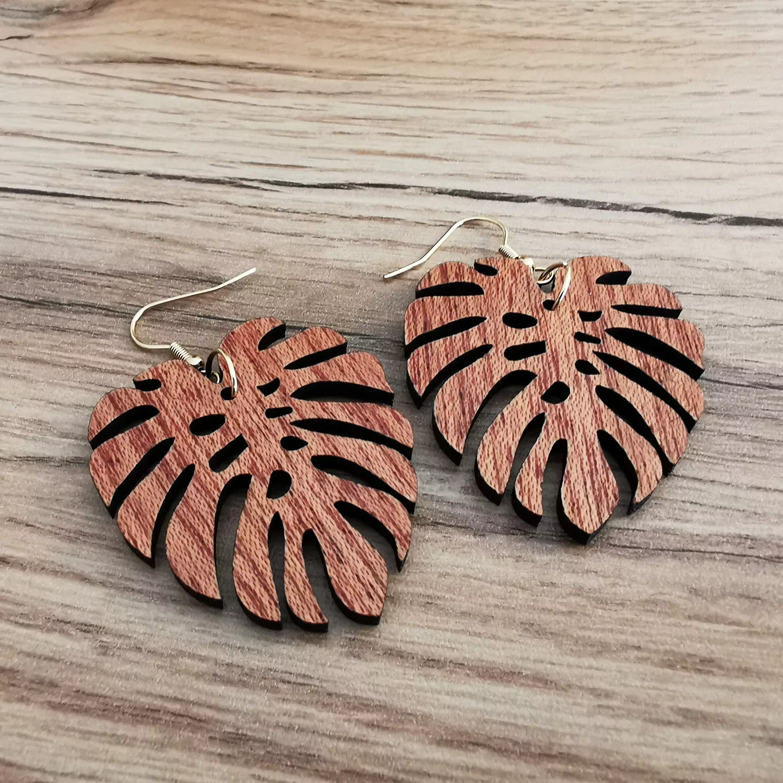 Boucles d'oreilles "Monstera" en bois d'Acajou