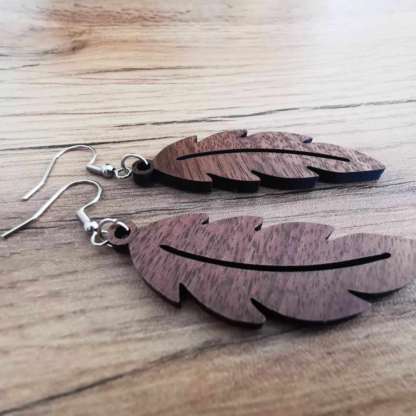 Boucles d'oreilles "Plume" en bois de Noisetier