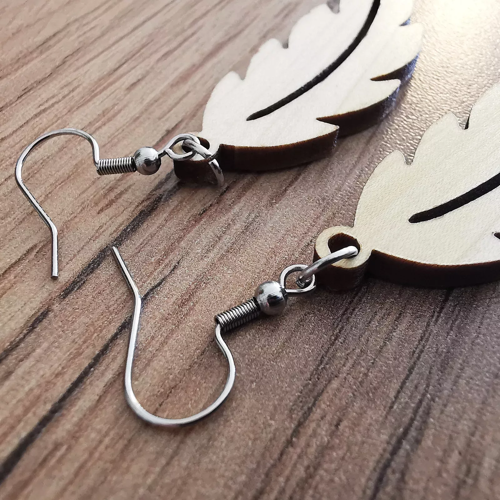 Boucles d'oreilles "Plume" en bois de Peuplier