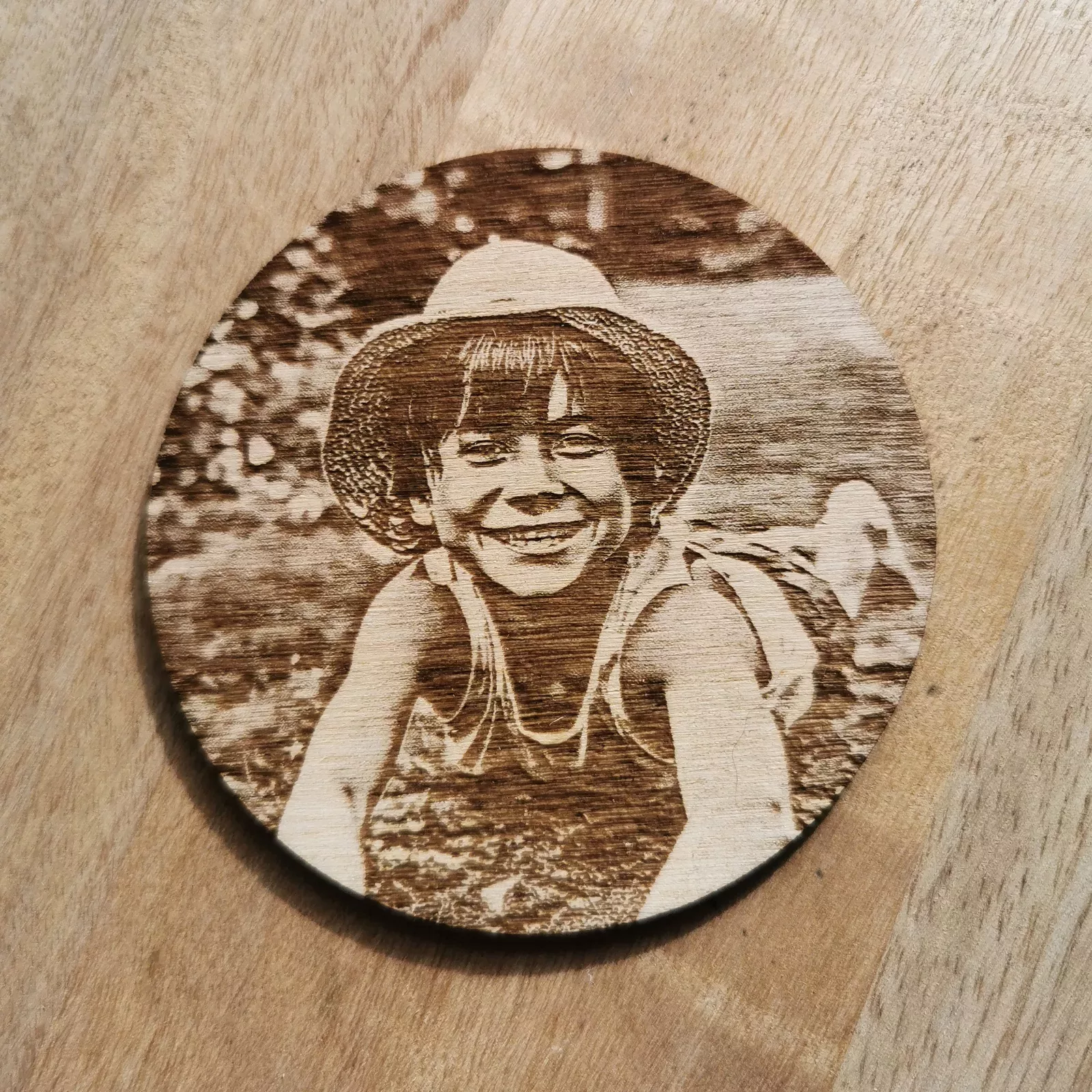 Magnet photo gravée sur bois, le parfait petit cadeau à personnaliser !