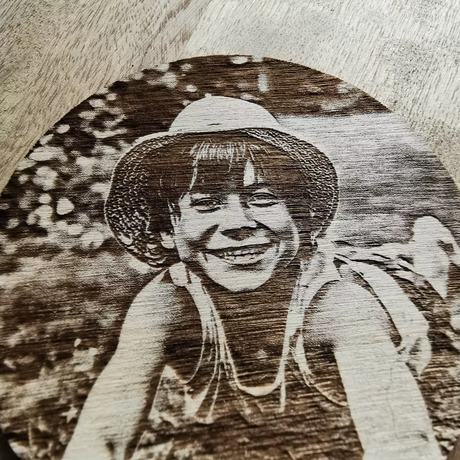 Magnet photo gravée sur bois, le parfait petit cadeau à personnaliser !