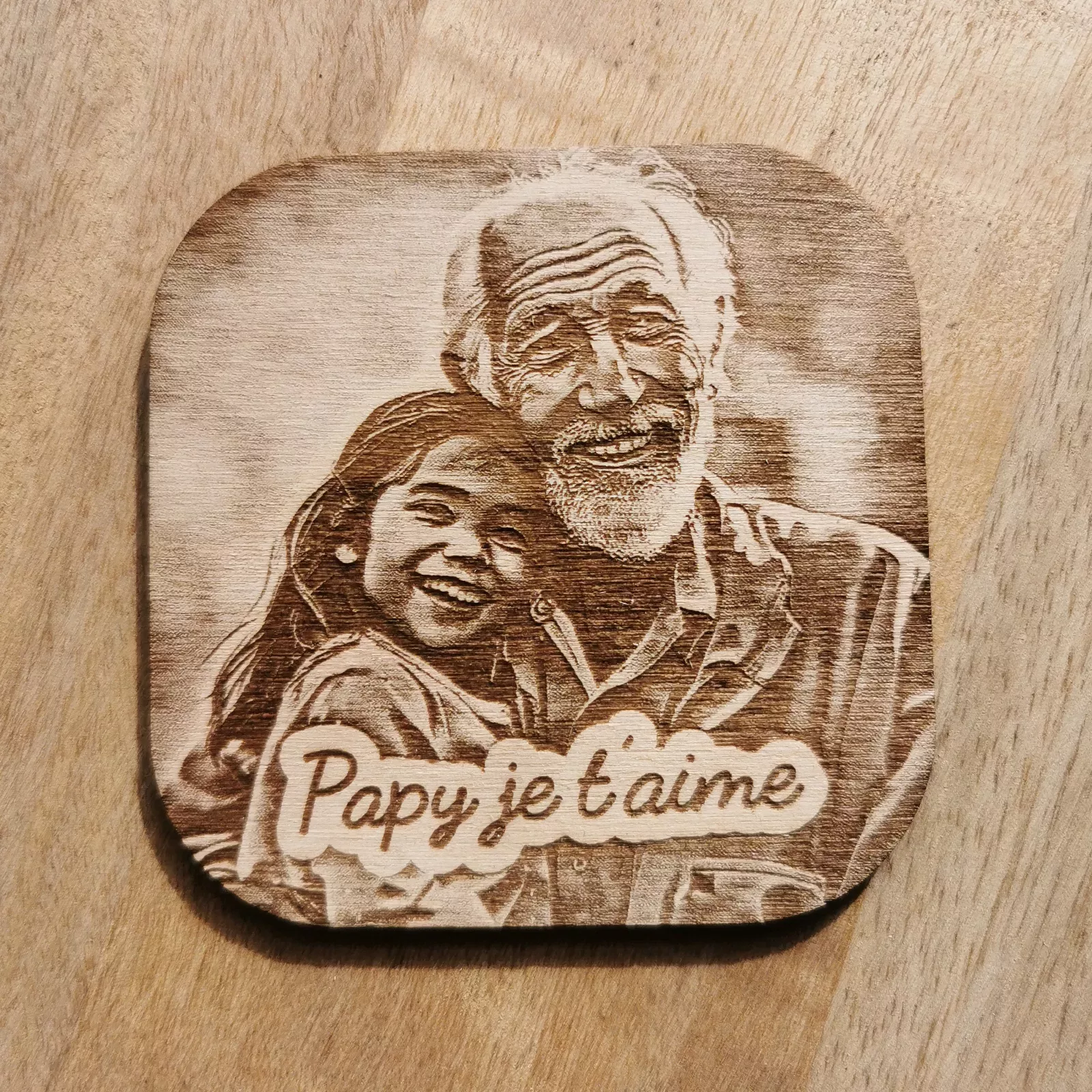 Magnet photo gravée sur bois, le parfait petit cadeau à personnaliser !