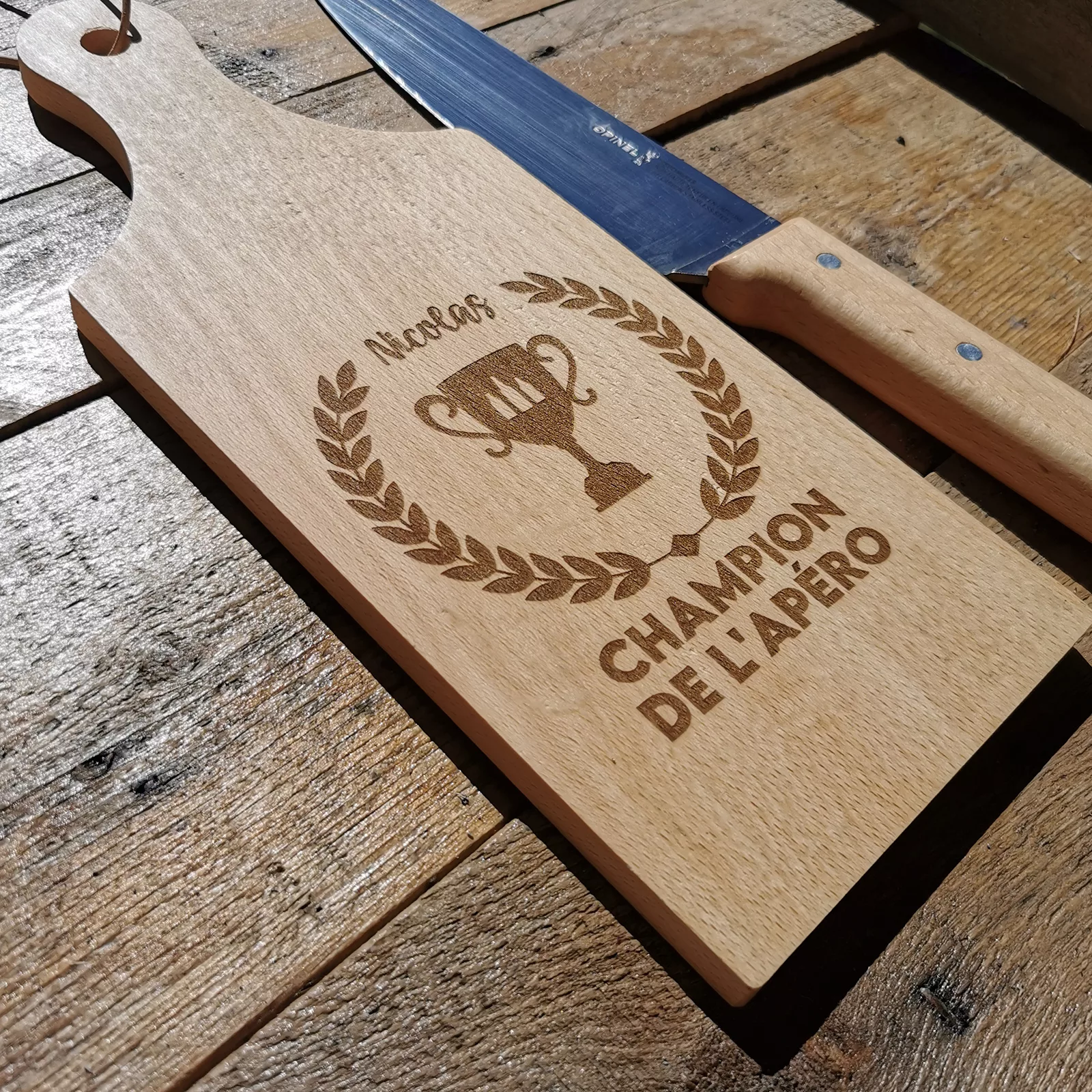 Planche apéro en bois personnalisée