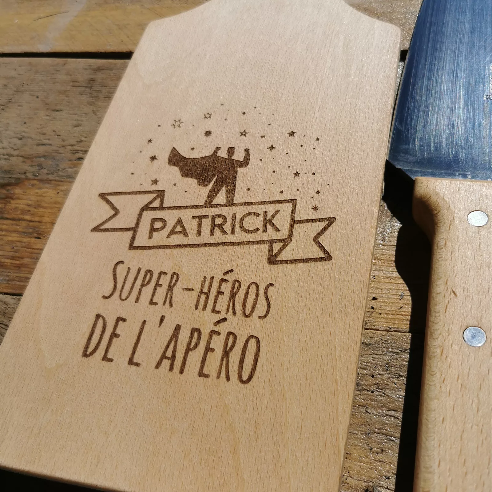 Planche apéro en bois personnalisée