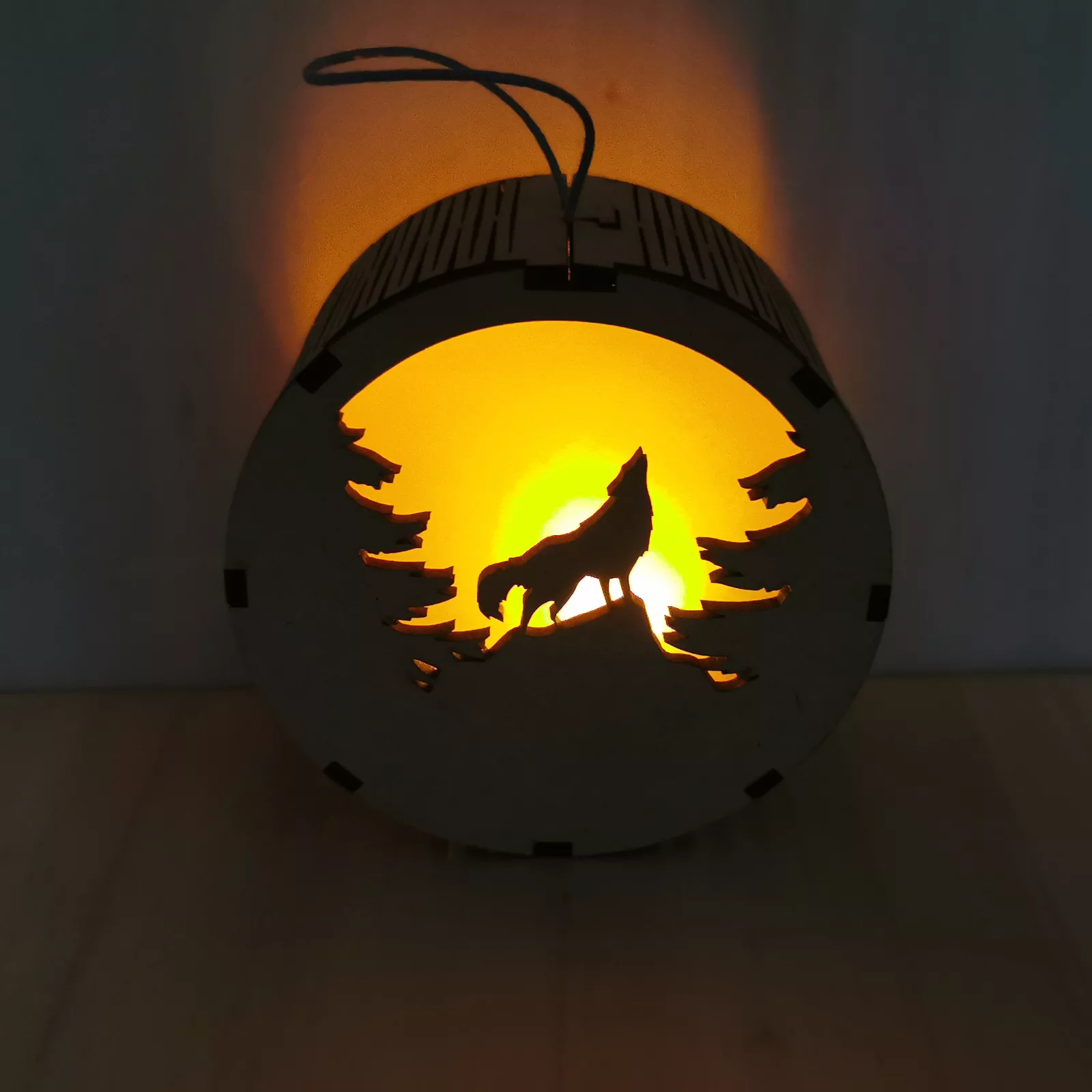 Ornement lumineux en bois : Le Loup