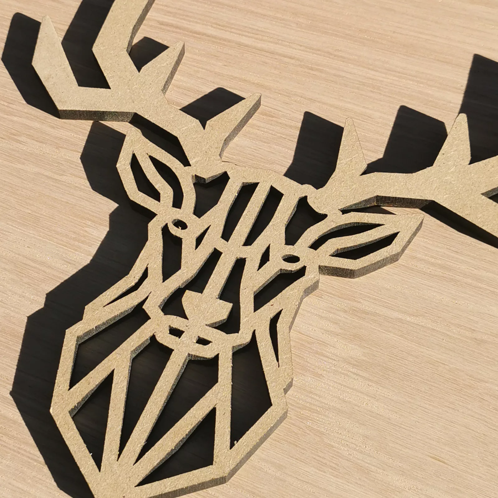 Animal géométrique en bois : Le Cerf